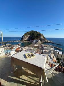 un tavolo su un patio con vista sull'oceano di Appartamenti Casa Conte a Ischia