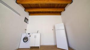 une chambre avec un lave-linge et un lave-linge dans l'établissement Le Case del Porticciolo, à Isola delle Femmine