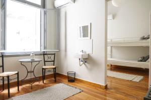 Postel nebo postele na pokoji v ubytování Dioskouros Hostel