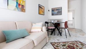 ein Wohnzimmer mit einem Sofa und einem Tisch in der Unterkunft Italianway - Sirte 6 in Mailand