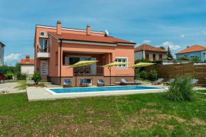 een villa met een zwembad voor een huis bij Villa Solis in Zadar