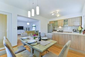 Η κουζίνα ή μικρή κουζίνα στο Villa Solis ZadarVillas