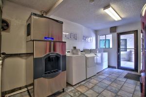 uma cozinha com um frigorífico e uma máquina de lavar e secar roupa em Motel 6-Yuma, AZ - East em Yuma