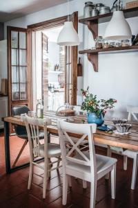 ein Esszimmer mit einem Holztisch und Stühlen in der Unterkunft A casa mia in Bagnolo San Vito