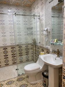 y baño con aseo, ducha y lavamanos. en Shohnishin Boutique, en Bukhara