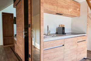 Köök või kööginurk majutusasutuses Comfort Safarizelt direkt am Ossiachersee