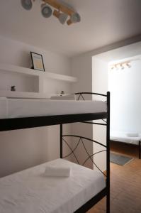 Postel nebo postele na pokoji v ubytování Dioskouros Hostel