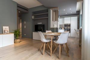 a kitchen and dining room with a table and chairs at Trevisohome LA TORRE in Treviso