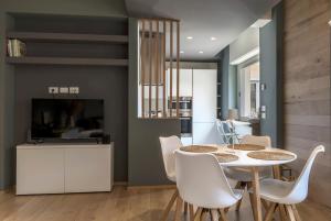 een eetkamer met een witte tafel en witte stoelen bij Trevisohome LA TORRE in Treviso