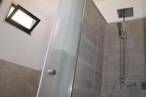 una doccia con una porta in vetro in un bagno di Studio 60 Holiday a Galatina