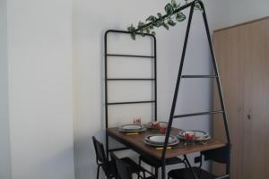 un tavolo da pranzo con una scala e dei piatti sopra di Studio 60 Holiday a Galatina