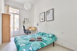 Tempat tidur dalam kamar di Mer et Soleil - Carré d'or - 4 piéces - Centre ville - Plages à 300 m