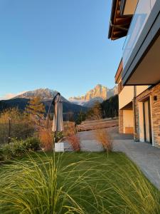 parasol w ogrodzie z górami w tle w obiekcie Traumblick Dachstein w mieście Radstadt