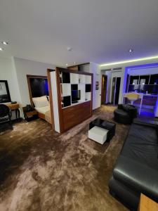 TV a/nebo společenská místnost v ubytování Apartments M Palace