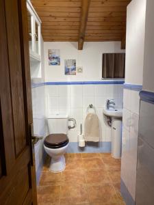 a bathroom with a toilet and a sink at Casita feliz entre montañas y cerca del mar in Trabada