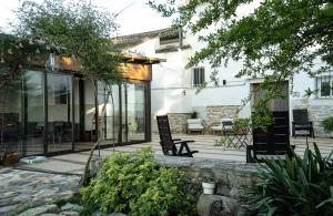 a patio with two chairs and a house at Casa Rural Carricola in Carrícola