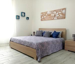 una camera da letto con un grande letto con cuscini blu di LA CASA DI FRANCESCO a Putifigari