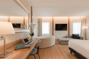 Televízia a/alebo spoločenská miestnosť v ubytovaní Hotel Boutique Mirlo Barcelona