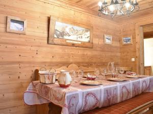 una sala da pranzo con tavolo in una cabina di Appartement Méribel, 4 pièces, 8 personnes - FR-1-180-357 a Les Allues
