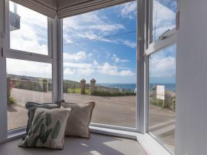 uma grande janela com vista para o oceano em Marchbourne em St Ives