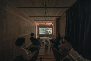 a group of people sitting in a room watching a television at Noasobi Lodge 203- Vacation STAY 23343v in Arao