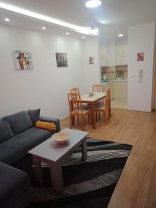 uma sala de estar com um sofá e uma mesa em Apartman Kasija em Jagodina