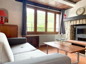 sala de estar con sofá y mesa en Maison de 2 chambres avec piscine partagee jardin amenage et wifi a La Roche sur le Buis en La Roche-sur-le-Buis