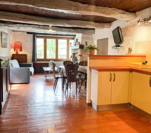 cocina y sala de estar con sofá y mesa en Maison de 2 chambres avec piscine partagee jardin amenage et wifi a La Roche sur le Buis en La Roche-sur-le-Buis