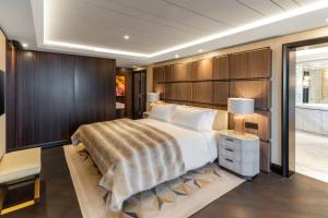 Voodi või voodid majutusasutuse FIVE Zurich - Luxury City Resort toas
