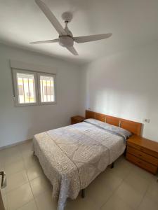 una camera con letto e ventilatore a soffitto di ED. MISTRAL VIDABER a Oropesa del Mar