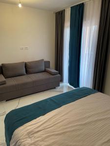 Apartments RADOS Fazana في فاجانا: غرفة معيشة مع أريكة