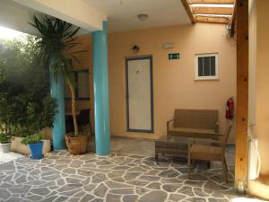 eine Terrasse mit einer Bank und einer Tür in einem Gebäude in der Unterkunft Santa Irene in Sougia