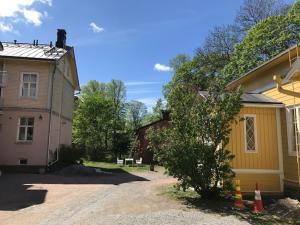 una entrada de una casa al lado de una casa en Old Turku Family Apartment en Turku