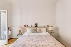 ein weißes Schlafzimmer mit einem großen Bett mit zwei Lampen in der Unterkunft Apartments Florence - Sprone Terrace in Florenz