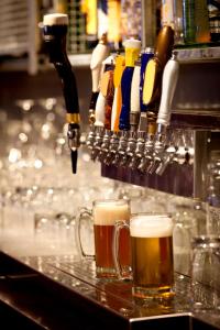 dos vasos de cerveza sentados en un bar en Hyatt Regency Monterey Hotel and Spa, en Monterey