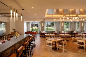 ein Restaurant mit Tischen und Stühlen und eine Bar in der Unterkunft Hyatt Regency Monterey Hotel and Spa in Monterey