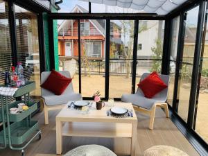 d'une terrasse avec une table, deux chaises et une fenêtre. dans l'établissement Sunhouse - Vacation STAY 28595v, à Yachimata