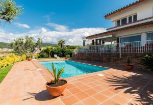 una piscina en el patio trasero de una casa en Villa Berganti, en Canet de Mar