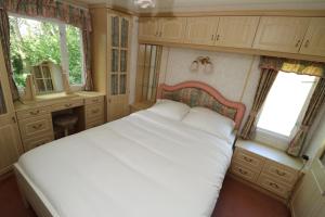 Ліжко або ліжка в номері Hof Nieuwerkerk Chalet 1
