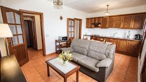 Una cocina o zona de cocina en HolidaynorthTenerife Caserío Rural Los Charcos