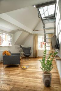 a living room with a couch and a tv at Apartment am Schlosshof in Besigheim