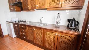 Una cocina o zona de cocina en HolidaynorthTenerife Caserío Rural Los Charcos