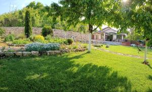 Κήπος έξω από το Cozy House Bohot Relax, Къща за гости Бохот Релакс