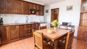 Una cocina o zona de cocina en HolidaynorthTenerife Caserío Rural Los Charcos