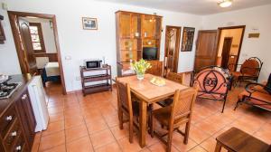 Una cocina o zona de cocina en HolidaynorthTenerife Caserío Rural Los Charcos
