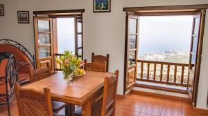 Un balcón o terraza de HolidaynorthTenerife Caserío Rural Los Charcos