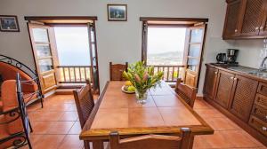 Una cocina o zona de cocina en HolidaynorthTenerife Caserío Rural Los Charcos