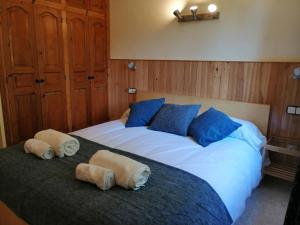 1 dormitorio con 1 cama grande y toallas. en Encant Rural a Cal Japet, en Fonollosa