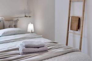 ein Bett mit zwei Handtüchern darauf in der Unterkunft CZAS NA GÓRY Jedlina-Zdrój. Apartament na 5 in Jedlina-Zdrój