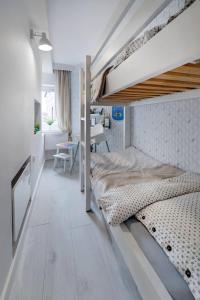 ein Schlafzimmer mit zwei Etagenbetten und einem Tisch in der Unterkunft CZAS NA GÓRY Jedlina-Zdrój. Apartament na 5 in Jedlina-Zdrój